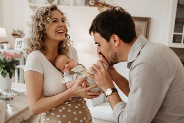 Authentische Baby- Und Familienfotografie